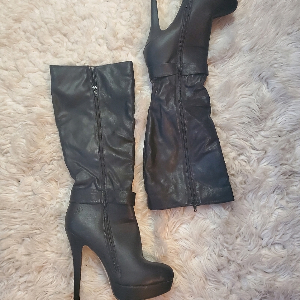 Black heeled boots
